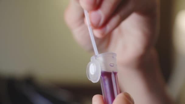 Covid Test Kit Osoba Vložte Tampon Vzorek Injekční Lahvičky Elučním — Stock video