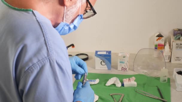 Γκρινιασμένο Καλώδιο Προετοιμασίας Και Διαμόρφωσης Οδοντιάτρων Μεξικού Για Στηθόδεσμα Στη — Αρχείο Βίντεο
