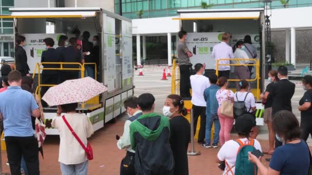 中国居民排队等待社区检测中心卡车提供的验血结果 以应付该病毒及该大流行病在香港的蔓延 — 图库视频影像