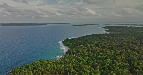 Bocas Del Toro Panama Aerial Flyover Paunch捕获热带沿海岛屿原始宁静的海景和茂密茂密的绿林自然保护区 与Mavic Cine一起射击 2022年4月 — 图库视频影像
