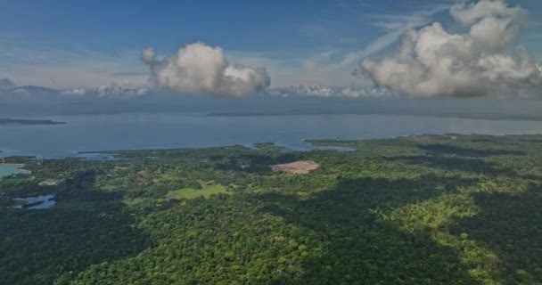Bocas Del Toro Panama Aerial V9电影倒飞自然保护区捕捉茂密的郁郁葱葱的绿色植物和美丽的加勒比海水景 与Mavic Cine合影 2022年4月 — 图库视频影像