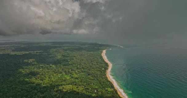 Bocas Del Toro Panama Aerial V8在电影中的飞越捕获了悬崖海滩 碧绿的海水和茂密的绿色植被 天空中还有浓密的热带云彩 与Mavic Cine一起拍摄 — 图库视频影像