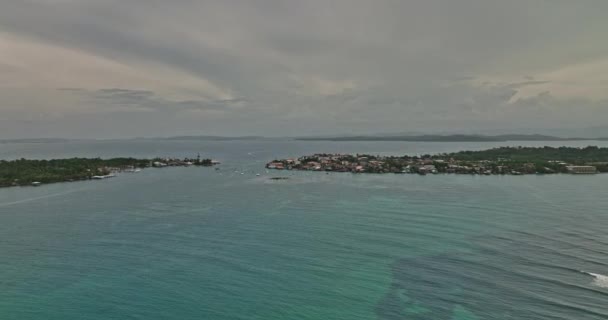 ボカス パナマ航空V14エキゾチックな夏の景色 美しいターコイズブルーの海の上を航行する帆船やヨットを捕獲する小さな島の町へと飛ぶ マヴィックで撮影3 Cine 2022年4月 — ストック動画