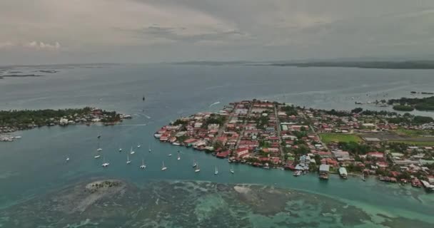 Bocas Del Toro Panama Aerial V16电影鸟类俯瞰海湾岛 俯仰夺取城镇机场跑道和美丽的加勒比海海景 与Mavic Cine拍摄 2022年4月 — 图库视频影像