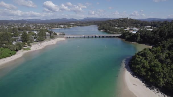 Trafik Landsvägsbron Över Tallebudgera Creek Burleigh Heads Queensland Australien Luftfjädring — Stockvideo