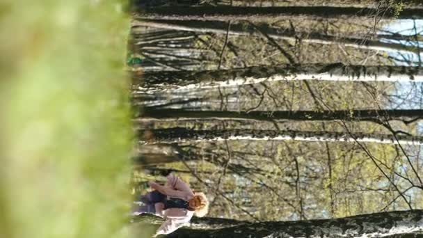 Вертикальний Постріл Жінки Яка Бігає Разом Своїм Собакою Зеленій Траві — стокове відео