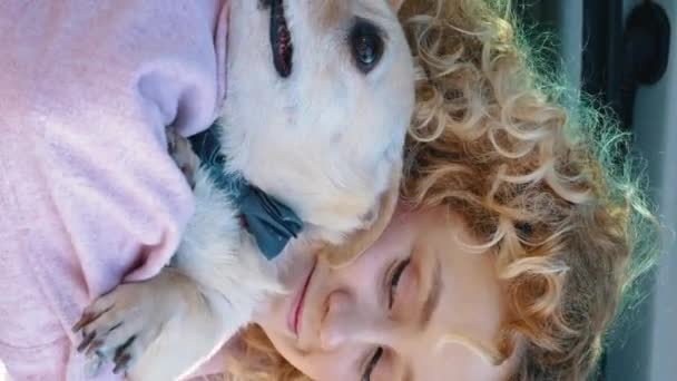 刺繍ウェールズのコーギー犬の繁殖と素敵な若い女性の垂直ショット 閉じろ — ストック動画