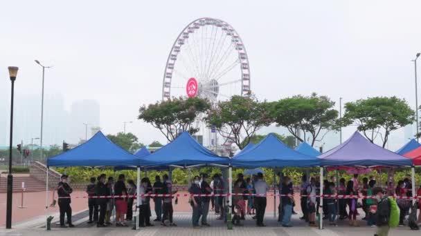 中国公民排队等着接受社区检测中心卡车提供的大量的科沃德19型 Coronavirus 简称Covid 病毒Pcr检测 以应对该病毒和该流行病在香港的传播 — 图库视频影像
