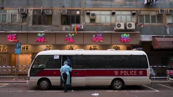 身穿Pee西服的中国卫生工作者被发现乘坐一辆警车离开被封锁的地区 以遏制Coronavirus Covid 变种疫情的蔓延 — 图库视频影像