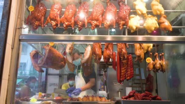 Bir Aşçı Hong Kong Daki Bir Barbekü Restoranında Müşterisine Yemek — Stok video