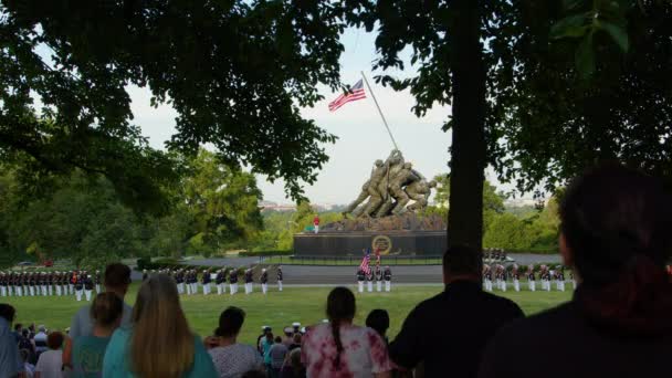 在维吉尼亚阿灵顿的美国海军陆战队战争纪念馆 当一支彩色护卫队举着美国和海军陆战队的旗帜时 一个由美国海军陆战队员组成的大型集会引起了人们的注意 观众看了看 不屑一顾 — 图库视频影像