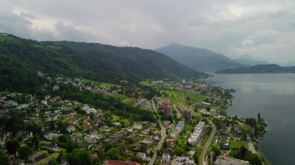 スイスのツーク上空を山と湖を背景に飛行 — ストック動画