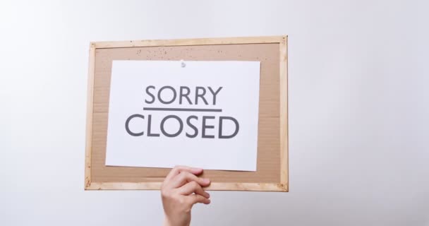 Ręka Kobiety Pokazuje Papier Pokładzie Słowem Sorry Closed Odwraca Welcome — Wideo stockowe