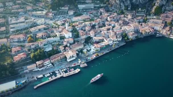 Vista Aérea Desde Pueblo Limone Soleado Lago Garda Norte Italia — Vídeos de Stock