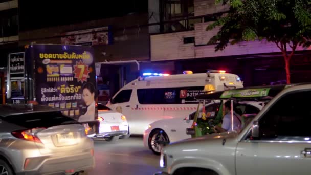 Ambulancia Atascada Carretera Tráfico Por Noche Centro Bangkok — Vídeos de Stock