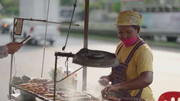 Lokalny Sprzedawca Sprzedaje Grillowane Jedzenie Ulicy Ruchu Tle Bangkoku Tajlandia — Wideo stockowe