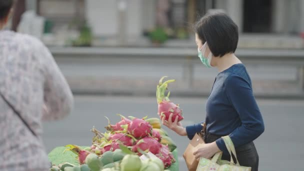 Femeie Vârstă Mijlocie Cumpără Fructe Dragon Vânzătorul Local Fructe Care — Videoclip de stoc