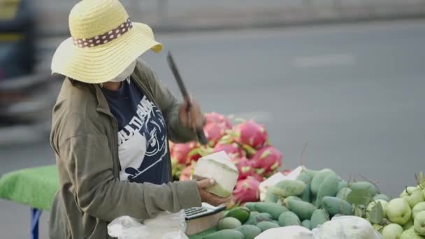 Lokalny Sprzedawca Owoców Cięcia Owoców Kokosowych Nożem Ulicy Bangkoku Tajlandia — Wideo stockowe