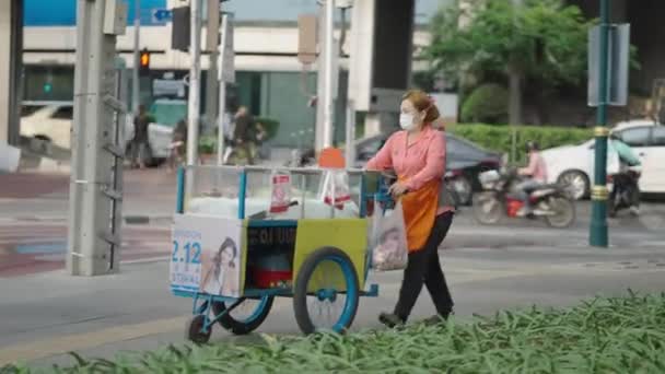 Mujer Tailandesa Local Cara Máscara Empujando Tradicional Fruta Carro Calle — Vídeo de stock
