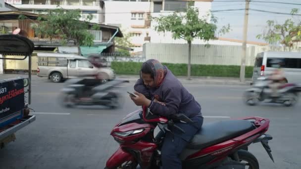 Jinete Usando Smartphone Mientras Está Sentado Moto Estacionada Largo Calle — Vídeos de Stock