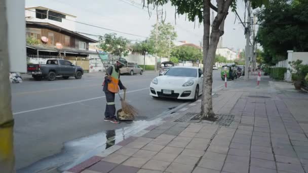 Male Street Sweeper Reflectorized Safety Vest Cleaning Sweeping Paved Streets — Stok Video