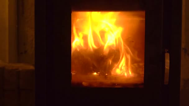 Zicht Door Het Raam Van Oranje Vuur Vlam Branden Houtkachel — Stockvideo