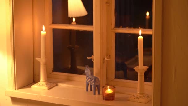 Cosy Διακόσμηση Και Κερί Από Παράθυρο Του Cottage House — Αρχείο Βίντεο