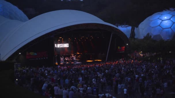 Concerto Live Band Eden Project Domes Spectators Waiting Show Night — Video Stock