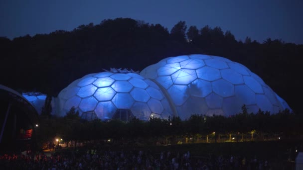 伊甸园之夜 在英国康沃尔的伊甸园项目现场观看现场音乐会的人群 背景中发光的生物 空中飞行 — 图库视频影像