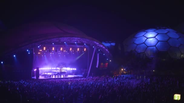 Oamenii Care Urmăresc Concertul Live Sesiunilor Eden Geodesic Biome Domes — Videoclip de stoc