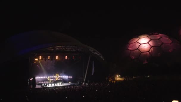 Audiența Urmărește Concertul Live Scenă Lumini Petrecere Proiectul Eden Din — Videoclip de stoc