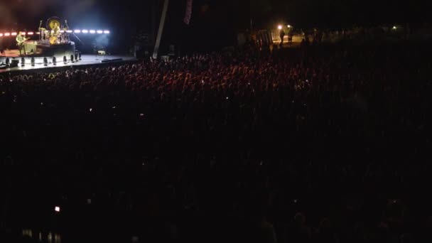 在英国康沃尔的伊甸园项目中 人们观看音乐乐队协奏曲在夜晚的舞台上表演 伊甸园节 — 图库视频影像