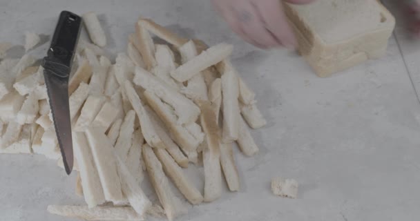 Статический Выстрел Кучи Хлебных Корочек Добавляемых Шеф Поваром Отрезающим Больше — стоковое видео