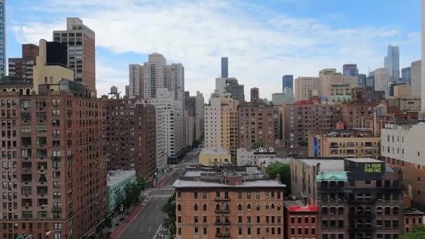位于美国纽约市曼哈顿的曼哈顿中城商业区大楼和罗斯福岛有轨电车的街景 Pov — 图库视频影像