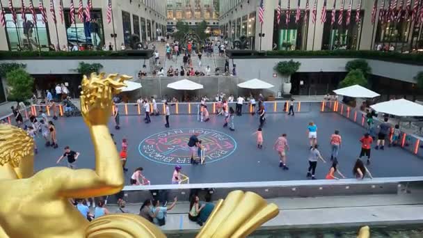 People Enjoy Skating Ice Skating Rink Rockefeller Center New York — Stock Video