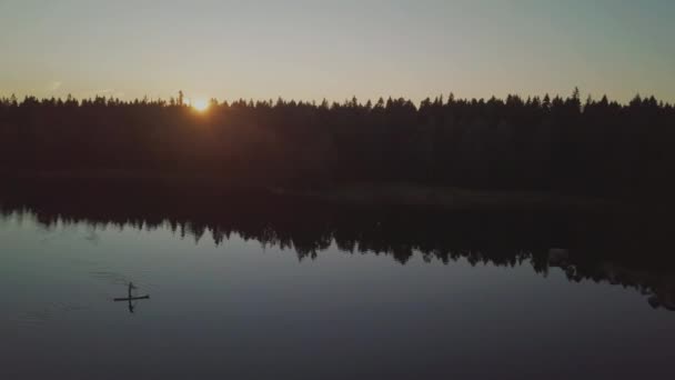 Silhouette Persona Sup Stand Paddle Board Noche Verano Kvarken Finlandia — Vídeos de Stock