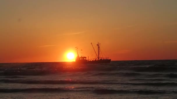夕阳西下的大海上的一艘渔夫船 — 图库视频影像