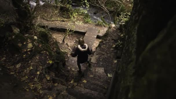 Mulher Solitária Descer Escadas Que Levam Moinhos Pólvora Abandonados Reserva — Vídeo de Stock