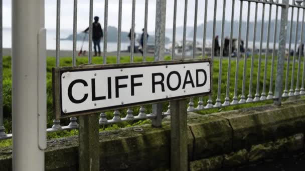 Cliff Road Sign Steel Fence People Background Hoe Park Plymouth — Stock video