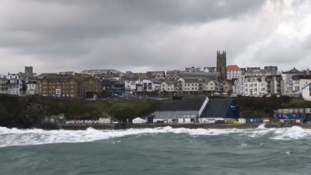 Rough Waves Stormy Day Newquay Harbour Cornwall Inglaterra Pan Direita — Vídeo de Stock