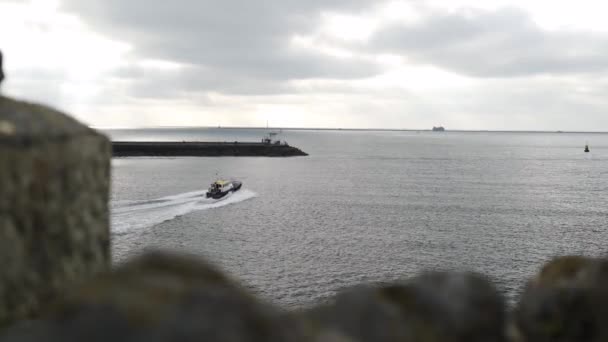 Вид Гору Баттен Breakwater Hoe Park Cliffs Traveling Vessel Plymouth — стокове відео