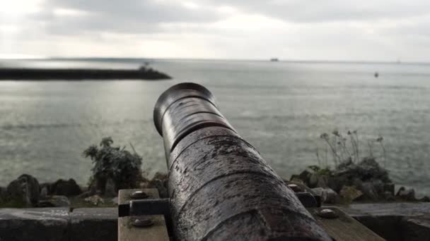 Close Hoe Canon Pointing Mount Batten Breakwater Plymouth — Stock video