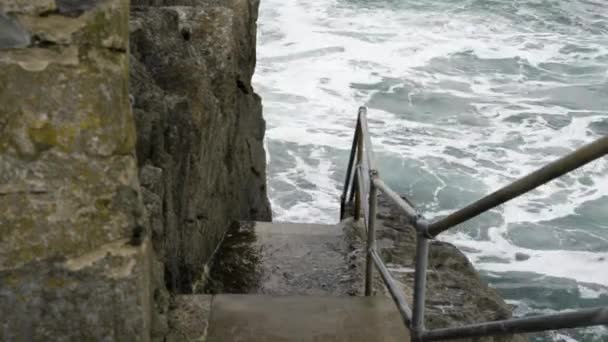 イギリス コーンウォールのニューキー港での潮の波の破壊のシーン 高角度 — ストック動画