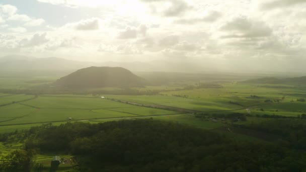 Napfény Drónja Felhők Között Zöld Hegyen Naplementekor Ausztrália — Stock videók