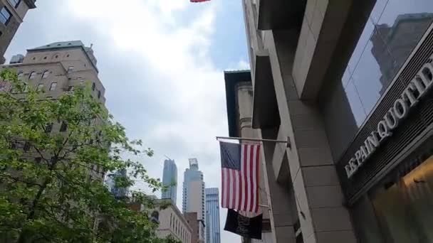 ニューヨークのダウンタウンのビルのファサードにかかっている旗を振る 低角度 — ストック動画