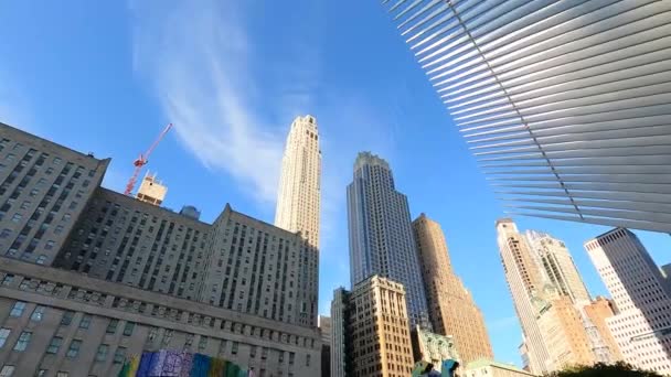 Oculus Gökdelenlerin Mavi Yaz Gökyüzüne Karşı Manzarası Ile New York — Stok video