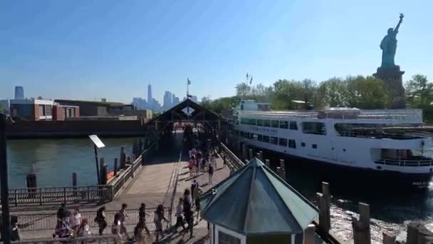 Toeristen Arriveerden Liberty Island Ferry Terminal Het Beroemde Vrijheidsbeeld Bezoeken — Stockvideo