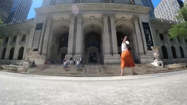 Большая Толпа Студентов Входящих Выходящих Публичной Библиотеки Нью Йорке Сша — стоковое видео