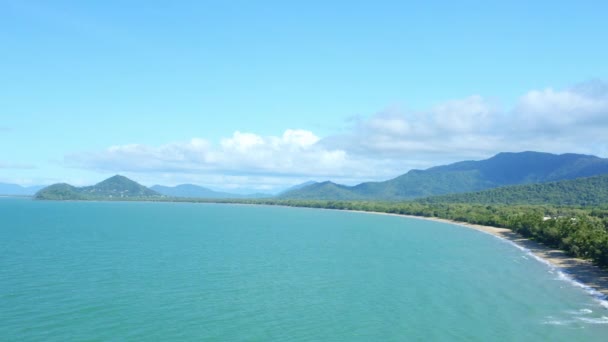 Letecký Drone Pohled North Queensland Cairns Beach Deštným Pralesem Setkání — Stock video
