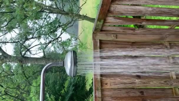 Ducha Vertical Aire Libre Día Lluvioso Casa Campo Estático 60Fps — Vídeos de Stock
